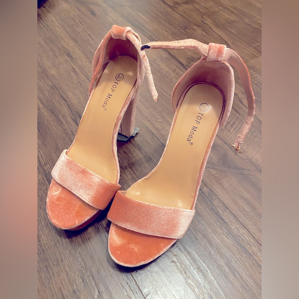 W5.5 Blush velveteen block high heels